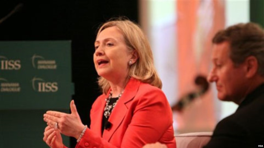 Menlu Hillary Clinton menjawab pertanyaan hadirin pada Dialog Manama, sebuah konferensi tahunan mengenai keamanan global di Bahrain. Di sebelah kanan, duduk John Chipman, Direktur International Institute of Security Studies, panitia penyelenggara Dialog 