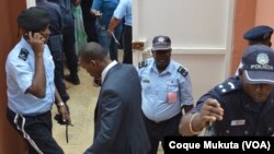 Des membres de la police nationale dans le tribunal de Luanda, Angola, le 16 novembre 2015.