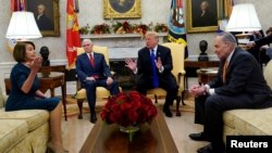 Presiden AS Donald Trump dan Wapres Mike Pence melakukan pertemuan dengan pemimpin Fraksi Demokrat di Kongres AS, Senator Chuck Schumer (kanan) dan anggota DPR Nancy Pelosi (kiri) di Gedung Putih, Selasa (11/12).