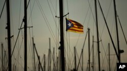An "estelada," or Catalonia independence flag, waves on a mast of a boat at the port of Vilanova i La Geltru, Spain, Oct. 31, 2017. 