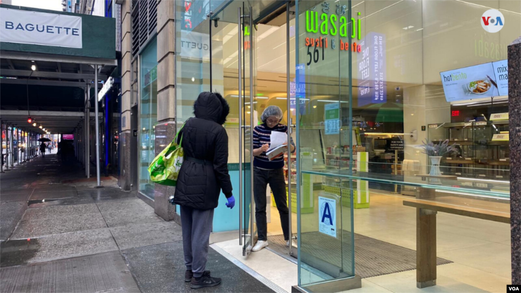 Por orden del gobernador, restaurantes y otros comercios han debido cerrar su puertas al público, y solo pueden hacer entregas a domicilio. (Foto: Celia Mendoza)