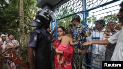 Pasukan keamanan Bangladesh melakukan penjagaan ketat atas kuil Budha di Cox's Bazar, Bangladesh selatan (1/10). 