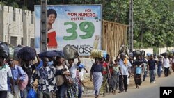 Residents of the Abobo district carry their belongings as they flee the neighborhood which has become a hub for street violence in the nation's ongoing political standoff, in Abidjan, Ivory Coast, February 28, 2011