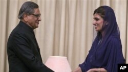 Menteri Luar Negeri Pakistan Hina Rabbani Khar, kanan, berjabatan tangan dengan Menteri Luar Negeri India S.M. Krishna di Islamabad setelah membahas isu-isu bilateral (foto, 7/9/2012).