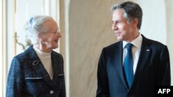 Ratu Margrethe II dari Denmark (kiri) bersama Menteri Luar Negeri AS Antony Blinken di Istana Amalienborg di Kopenhagen, Denmark, 17 Mei 2021. (Foto: SAUL LOEB / POOL / AFP)
