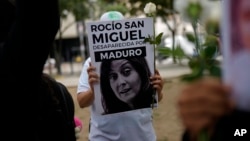 ARCHIVO - Una manifestante opositora sostiene un cartel con la imagen de la activista Rocío San Miguel durante una protesta en Caracas, el 18 de julio de 2024.