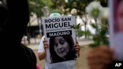 Un manifestante sostiene una fotografía de la activista encarcelada Rocío San Miguel, en Caracas, Venezuela, el jueves 18 de julio de 2024.