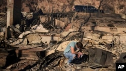 Luke Dexter examina los restos de la propiedad de su padre frente a la playa, devastada por el fuego, después del incendio de Palisades el viernes 10 de enero de 2025 en Malibú, California. (Foto AP/John Locher)