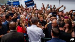 Presiden AS Barack Obama (membelakangi kamera) menyalami para pendukungnya saat melakukan kampanye bagi calon anggota Kongres Partai Demokrat di Anaheim, California. 