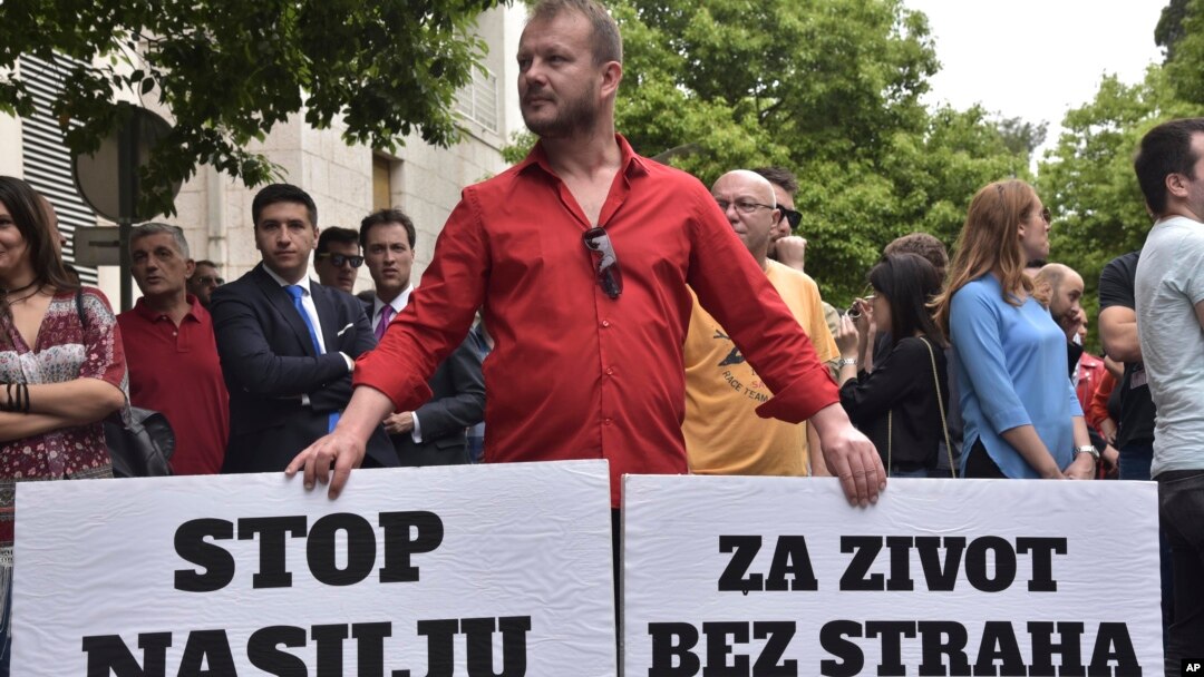 Protest protiv nasilja nad novinarima, dan nakon ranjavanja istraživačke novinarke Vijesti, Olivere Lakić, isred ulaza zgrade u kojoj živi, u Podgorici, 9. maja 2018.