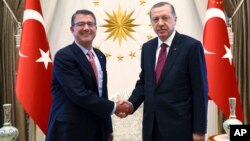 Turkey's President Recep Tayyip Erdogan, right, and U.S. Secretary of Defense Ash Carter shake hands before a meeting in Ankara, Oct. 21, 2016. 