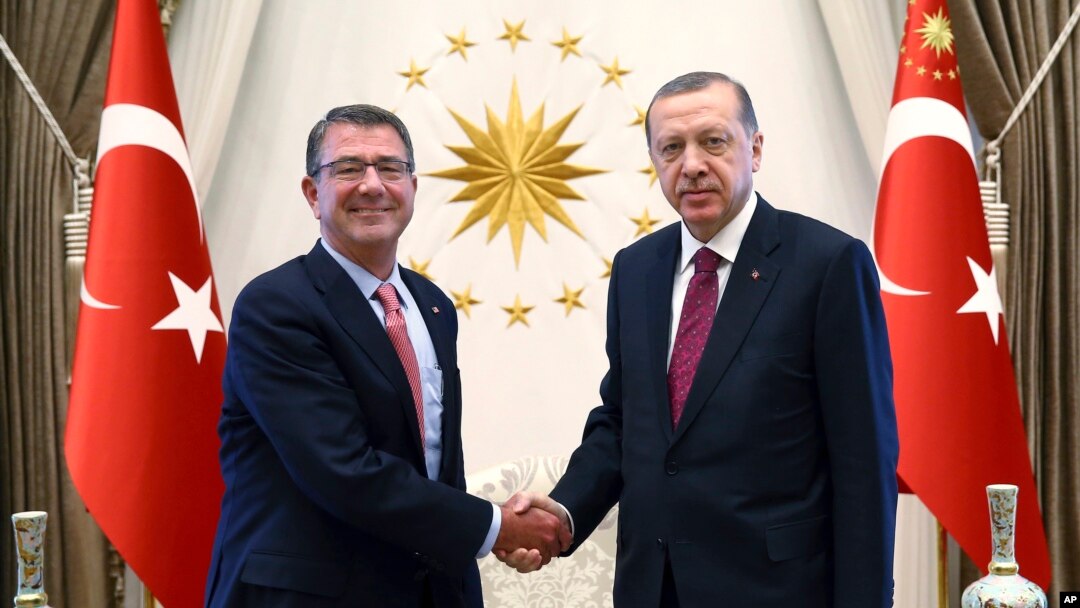 El presidente turco, Recep Tayyip Erdogan (derecha) y el secretario de Defensa estadounidense, Ash Carter, se reunieron en Ankara, Turquía, el viernes, 21 de octubre, de 2016.