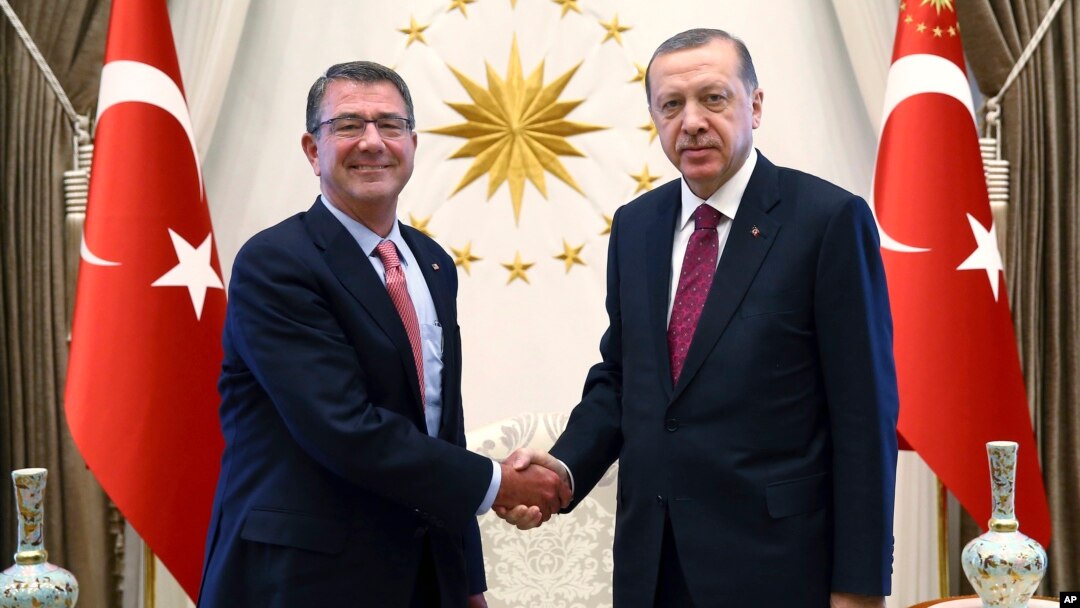 AQSh Mudofaa vaziri Eshton Karter (chapda) Turkiya Prezidenti Rajab Toyib Erdog'an bilan, Anqara, Turkiya, 21-oktabr, 2016-yil.