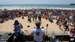 Para demonstran duduk dan mendengarkan pidato dalam aksi protes terhadap kebijakan pembunuhan hiu yang diberlakukan pemerintah negara bagian Australia Barat, di pantai Manly, Sydney, Australia (1/2).