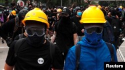 香港反送中示威者2019年7月14日在新界沙田区游行后面对警察设立街障。