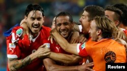 Jean Beausejour celebra con sus compañeros el tercer gol de Chile, en su triunfo sobre Australia, 3-1.