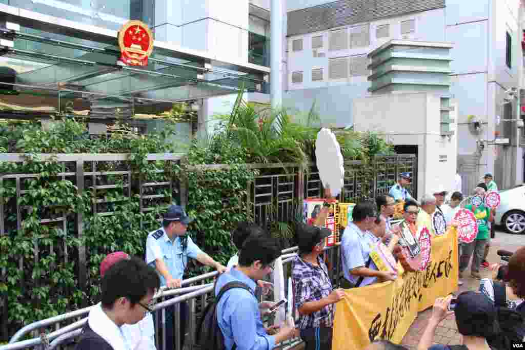 香港支联会到中联办为中国内地在押不同政见人士送月饼（ 美国之音海彦拍摄）