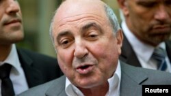 ທ່ານ Boris Berezovsky ນັກທຸລະກິດພັດຖິ່ນ ທີ່ລໍ້າລວຍ ແລະມີອິດທິພົນ ທີ່ມັກຕິຕຽນລັດຖະບານແກຣມລິນ ເສຍຊີວິດ ໃນວັນເສົາວານນີ້ ຢູ່ທີ່ໃນເມືອງ Ascot ຊຶ່ງຕັ້ງຢູ່ 40 ກິໂລແມັດ
ຫ່າງ ຈາກນະຄອນຫຼວງລອນດອນ.