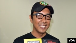 Komikus Andi Purnama Putra menunjukkan komik "Menagih Tanggung Jawab Polisi untuk Almarhum Udin". (Foto: Munarsih Sahana)