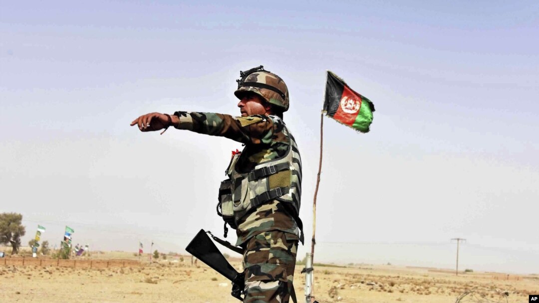Tentara Afghanistan mengarahkan kendaraan untuk berhenti di sebuah pos penjagaan di distrik Zhari, di pangkalan militer Maiwand, Kandahar, Afghanistan, 19 Oktober 2017. (Foto: dok).