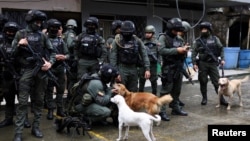 资料照片：哥伦比亚警察特种部队正在准备缉毒。（2022年9月8日）