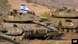 이스라엘군 탱크들이 11일 레바논 접경에 배치되고 있다. 
