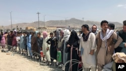 아프가니스탄 정권을 재장악한 탈레반 측이 17일 사면령을 공표한 가운데, 카불 국제공항 외부에 주민들이 모여있다. 