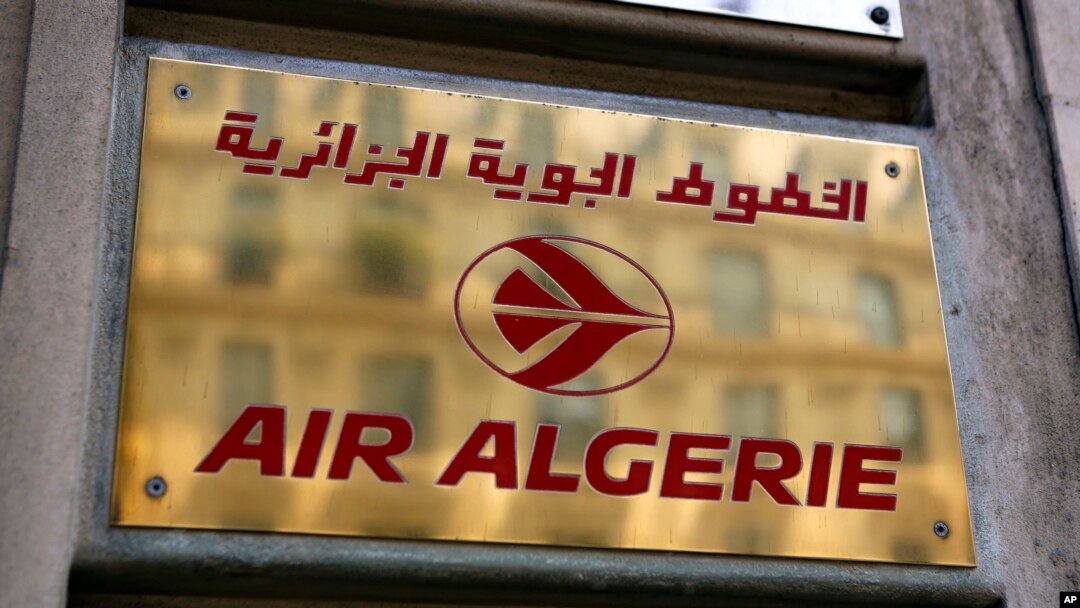 Logo maskapai Air Algerie di kantornya di Paris (24/7). 