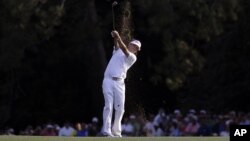 Tras un gran golpe de Watson desde una muy incómoda posición entre los árboles, se comenzó a definir Augusta.