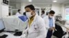 Le personnel médical se protège de l'épidémie de Covid-19 dans un hôpital à Sanaa, Yémen, le 17 mars 2020. (Reuters / Khaled Abdullah)