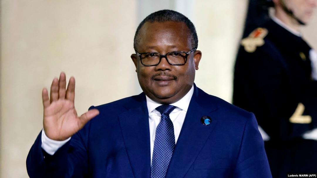Presidente guineense Umaro Sissoco Embaló à chegada do jantar no Palácio do Eliseu em Paris, 11 de Novembro 2021. França