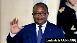 Presidente guineense Umaro Sissoco Embaló à chegada do jantar no Palácio do Eliseu em Paris, 11 de Novembro 2021. França