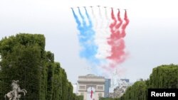 La aviación francesa hace acrobacias sobre el Arco del Triunfo de París en el Día de la Bastilla el 14 de julio de 2020.