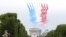 La aviación francesa hace acrobacias sobre el Arco del Triunfo de París en el Día de la Bastilla el 14 de julio de 2020.