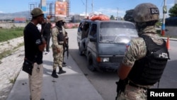 Oficiales de policía vigilan un puesto de control en el perímetro del Aeropuerto Internacional Toussaint Louverture, en Puerto Príncipe, Haití, el 12 de noviembre de 2024. (REUTERS/Marckinson Pierre)