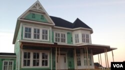 毗邻华盛顿的马里兰州近郊一栋正在建造中的住宅(美国之音王南拍摄)