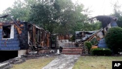 Unas 8.000 personas fueron evacuadas y los investigadores continúan trabajando para determinar la causa de las explosiones.