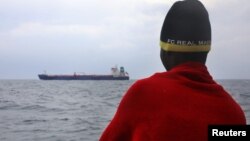 Un migrants africain a été secouru par l'ONG Proactiva Open Arms sur la mer Méditerranée, le 2 avril 2017.