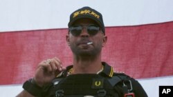 Enry Tarrio, líder del grupo conservador Proud Boys, fue arrestado el lunes 4 de enero de 2021. En la imagen, en una demostración proTrump en Washington DC en septiembre de 2020.