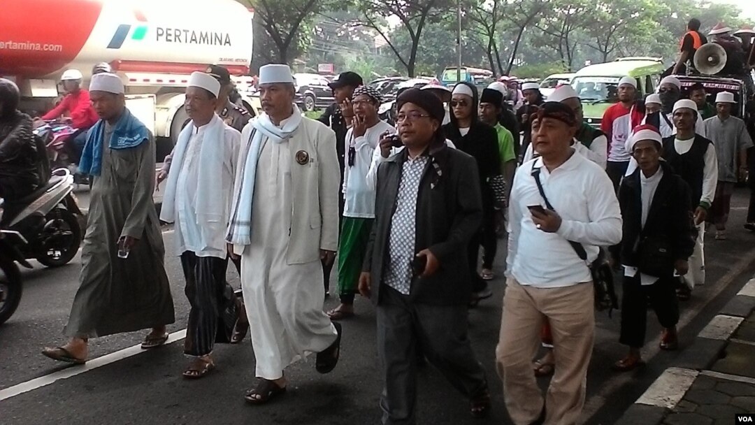 Para ulama dan pemimpin pondok pesantren di Ciamis memimpin rombongan peserta aksi damai untuk melanjutkan perjalanan dari Bandung ke Jakarta (1/12). (VOA/R. Teja Wulan)