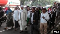 Para ulama dan pemimpin pondok pesantren di Ciamis memimpin rombongan peserta aksi damai untuk melanjutkan perjalanan dari Bandung ke Jakarta (1/12). (VOA/R. Teja Wulan)