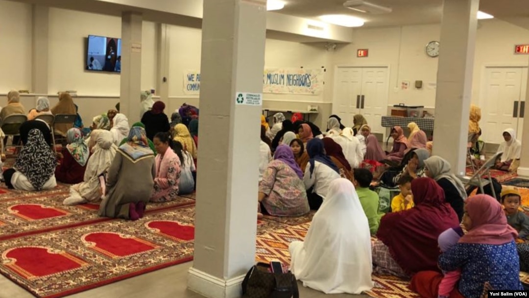 Suasana sholat Idul Adha di lantai dasar Masjid IMAAM Center, Silver Spring, Maryland, 21 Agustus 2018. (Foto: VOA/Yuni Salim)