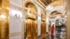 Seorang staf berdiri di dekat lift di lobi hotel Dolce Hanoi Golden Lake yang baru diresmikan, hotel berlapis emas pertama di dunia, di Hanoi, 2 Juli 2020. (Foto: Ilustrasi/AFP)