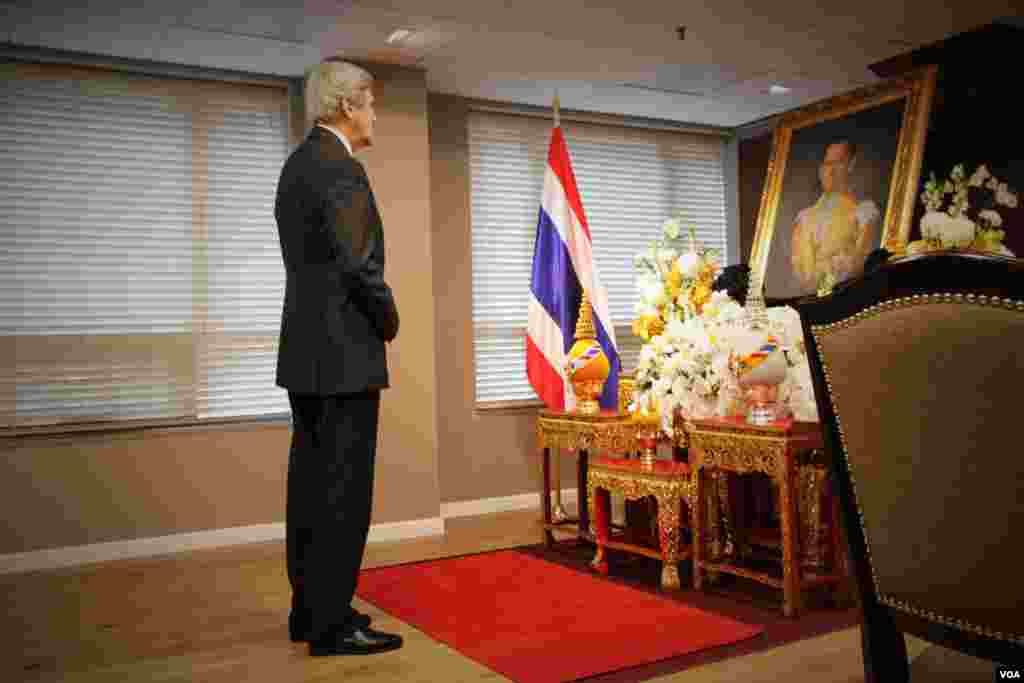 Secretary of State John Kerry signs the book of condolences for His Majesty King Bhumibol Adulyadej