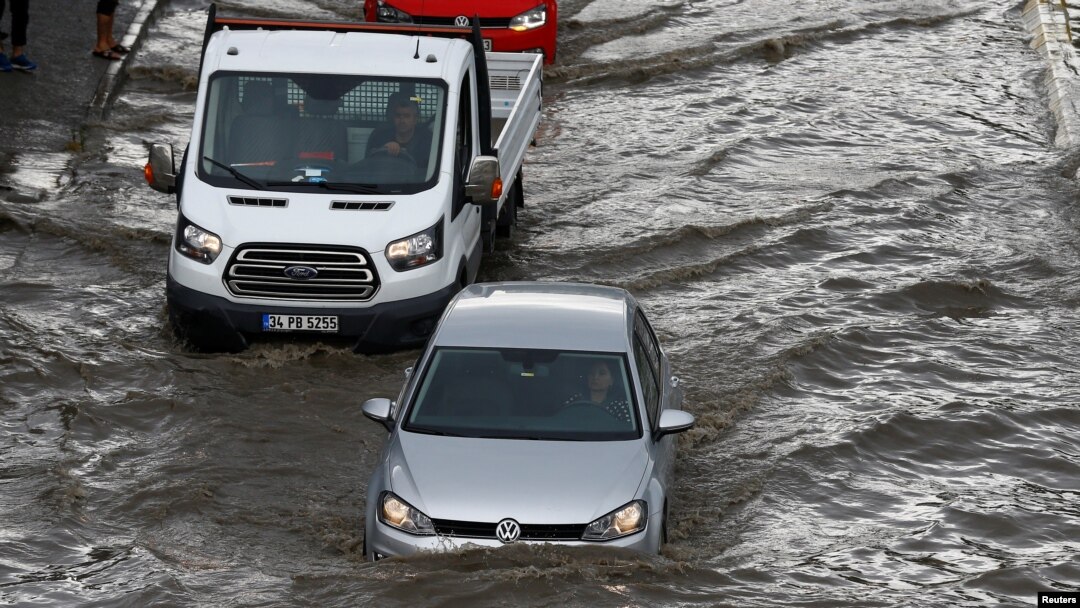 Kendaraan melaju di jalan yang banjir setelah hujan deras di Istanbul, Turki, 18 Juli 2017.