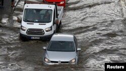 Kendaraan melaju di jalan yang banjir setelah hujan deras di Istanbul, Turki, 18 Juli 2017.