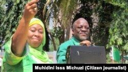 Makamu rais wa Tanzania Samia Suluhu Hassan akiwa na rais Magufuli.