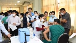 ຮູບພາບ ການສັກຢາວັກຊີນ ຢູ່ສະຖາບັນການແພດແຫ່ງນຶ່ງໃນລາວ.