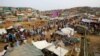 Para pengungsi Rohingya berkumpul di sebuah pasar di dalam kamp Cox's Bazar, Bangladesh (7/3). 