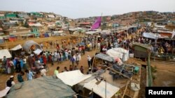 Para pengungsi Rohingya berkumpul di sebuah pasar di dalam kamp Cox's Bazar, Bangladesh (7/3). 